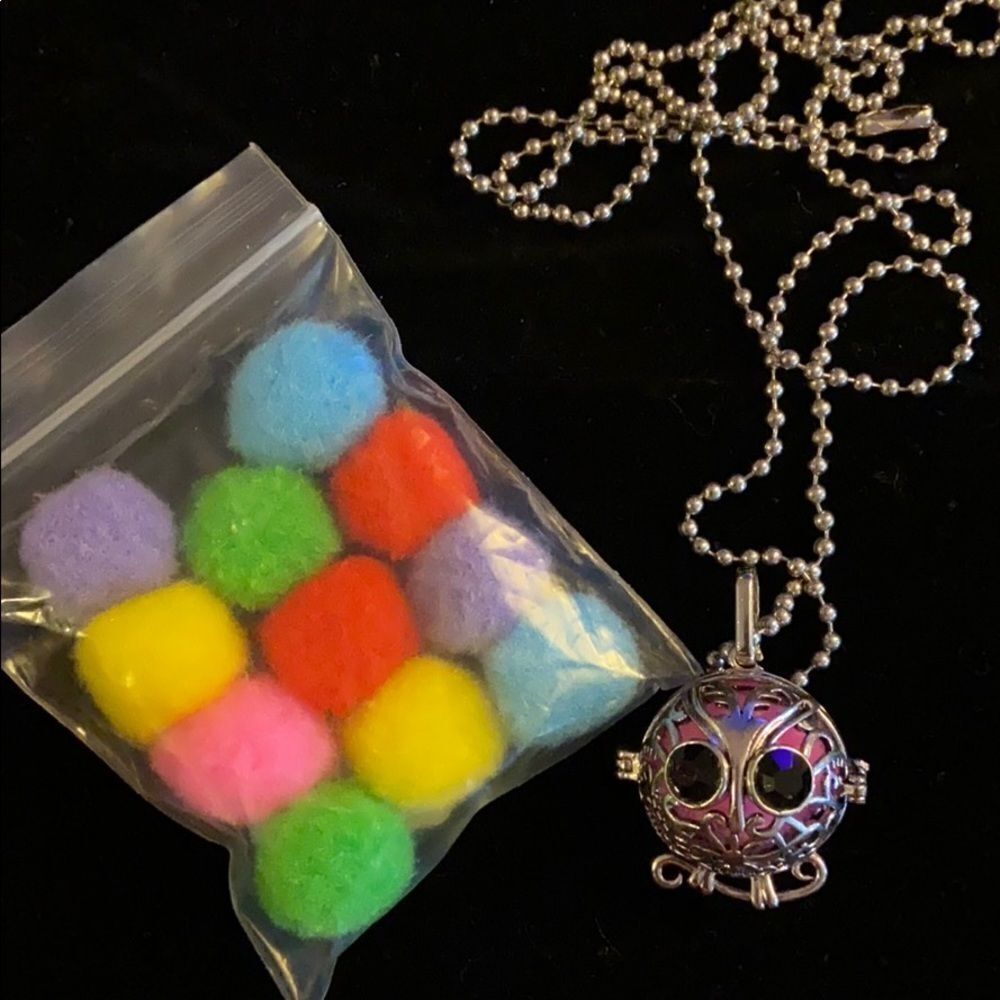 NIP Owl Essential Oil Diffuser Necklace 11 puffs